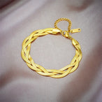 Détail d'une parure collier et bracelet tressés en maille serpent, présentant trois patines distinctes (or, argent, or rose), Maison Mercier.