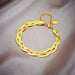 Détail d'une parure collier et bracelet tressés en maille serpent, présentant trois patines distinctes (or, argent, or rose), Maison Mercier.