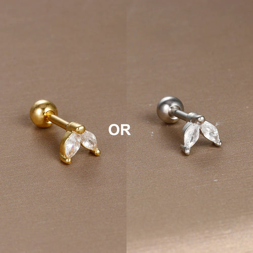 Détail d'un piercing d'oreille motif carré orné de zircons, en acier chirurgical doré, Maison Mercier.