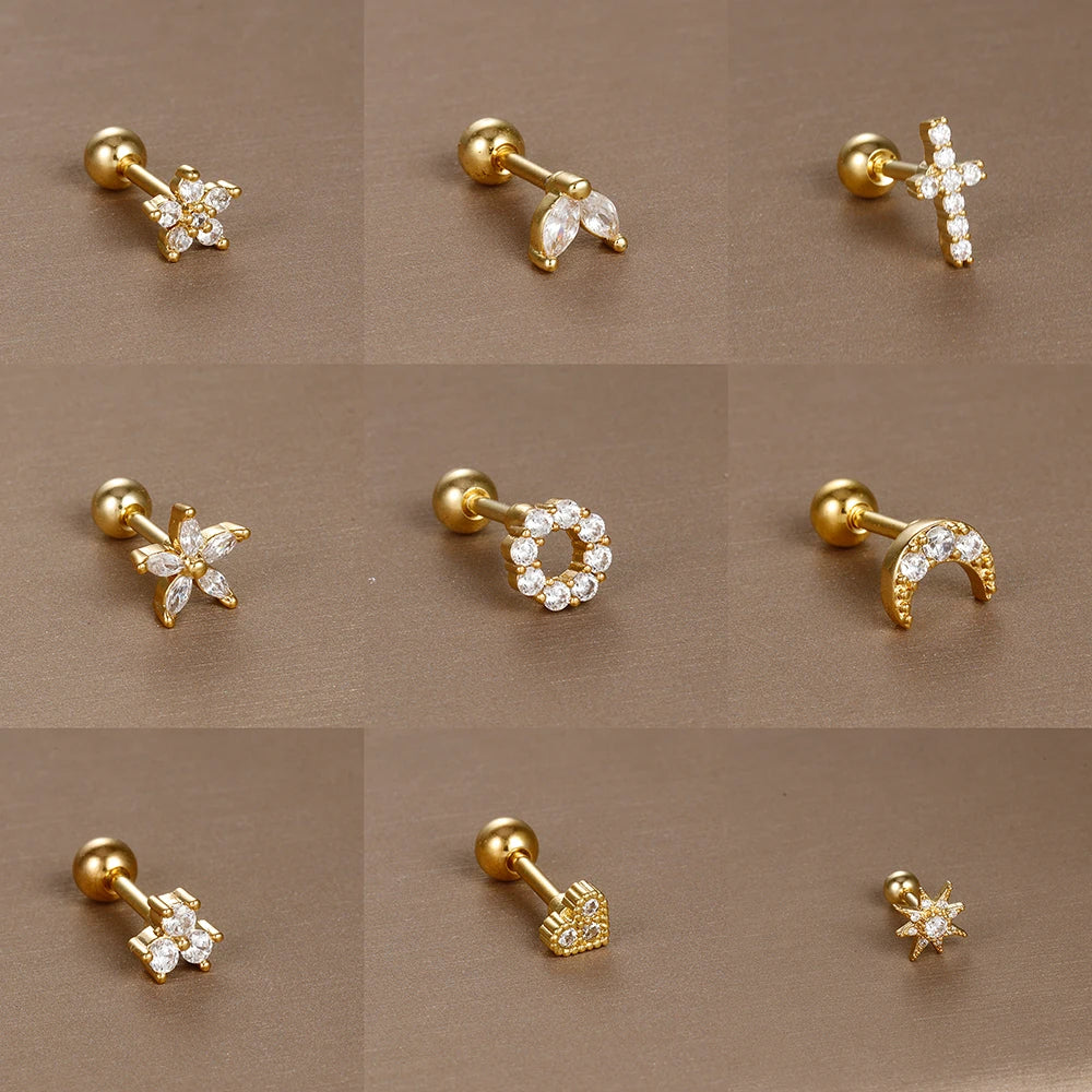 Détail d'un piercing d'oreille fleur à cinq pétales en zircons, en acier chirurgical doré, Maison Mercier.