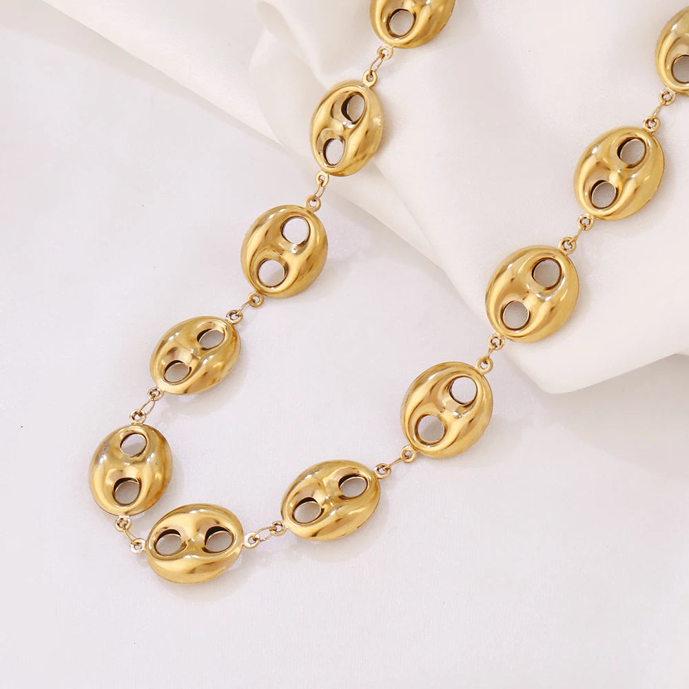 Collier chaîne grains de café en acier inoxydable finition or, présentant son allure intemporelle et raffinée.