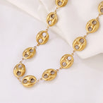 Collier chaîne grains de café en acier inoxydable finition or, présentant son allure intemporelle et raffinée.