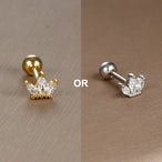 Détail d'un piercing d'oreille couronne délicate en zircons, en acier chirurgical doré, Maison Mercier.