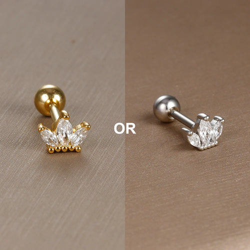 Détail d'un piercing d'oreille couronne délicate en zircons, en acier chirurgical doré, Maison Mercier.