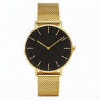 Montre féminine Maison Mercier, cadran noir épuré, bracelet maille milanaise finition or rose, portée au poignet avec un bracelet délicat à perles dorées.