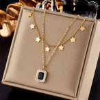 Collage de quatre créations Maison Mercier : un collier double chaîne avec pendentif rond noir, un collier chaîne gourmette avec pendentif cœur vert, un bracelet chaîne avec pendentif cœur et ovale noir, et un collier double chaîne avec étoiles et pendentif rectangulaire bleu.