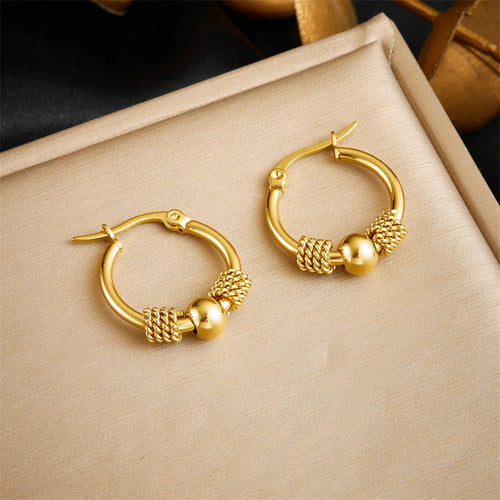 Paire de boucles d'oreilles doubles anneaux en acier inoxydable doré, avec dimensions (1.5cm) et poids (5g), Maison Mercier.
