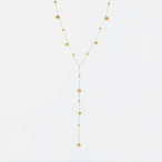 Le collier lariat Y présenté dans un écrin de velours, prêt à être offert, Maison Mercier.