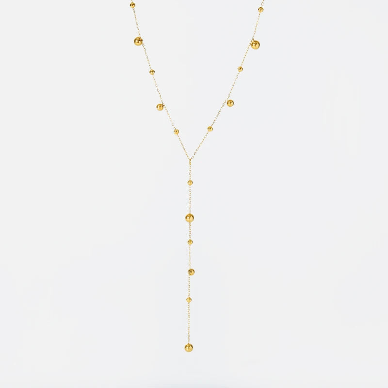 Le collier lariat Y présenté dans un écrin de velours, prêt à être offert, Maison Mercier.