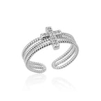 Bague large dorée avec une finition polie miroir, capturant l'essence du luxe discret, Maison Mercier.