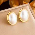 Détail d'une collection de boucles d'oreilles variées en acier inoxydable doré, présentant des designs géométriques, perlés et organiques, Maison Mercier.
