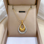Fermoir délicat d'un collier Maison Mercier en acier inoxydable, garantissant sécurité et confort.