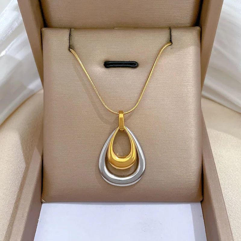 Fermoir délicat d'un collier Maison Mercier en acier inoxydable, garantissant sécurité et confort.