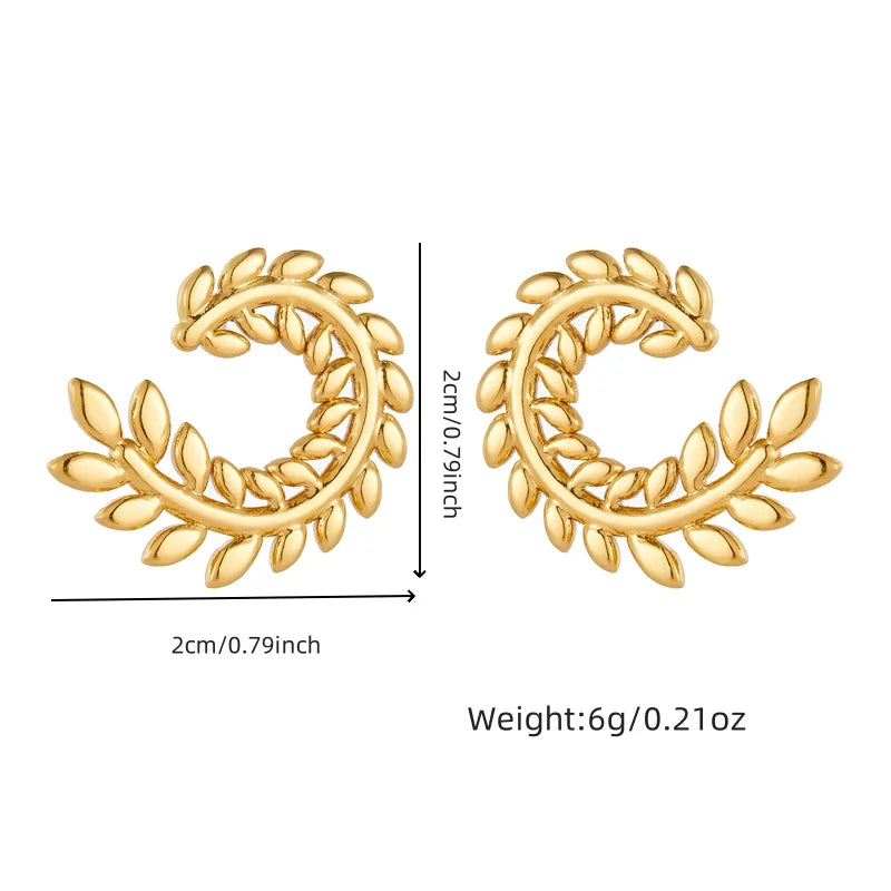 Paire de boucles d'oreilles puces en forme de feuilles de laurier stylisées en acier inoxydable doré, Maison Mercier.