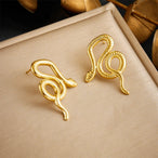 Paire de boucles d'oreilles puces en forme de cœur stylisé en acier inoxydable doré, avec dimensions (1.8cm x 1.5cm) et poids (4g), Maison Mercier.