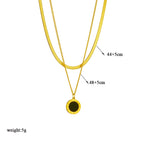 Collage de quatre créations Maison Mercier : un collier double chaîne avec pendentif rond noir, un collier chaîne gourmette avec pendentif cœur vert, un bracelet chaîne avec pendentif cœur et ovale noir, et un collier double chaîne avec étoiles et pendentif rectangulaire bleu.