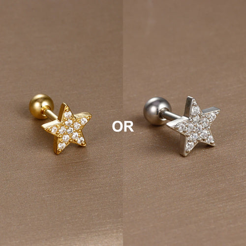 Assortiment de mini-piercings d'oreille, chacun illustrant un design unique et une finition dorée impeccable.