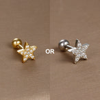 Assortiment de mini-piercings d'oreille, chacun illustrant un design unique et une finition dorée impeccable.