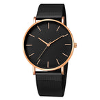 Montre féminine Maison Mercier, cadran noir épuré, bracelet maille milanaise finition or rose, portée au poignet avec un bracelet délicat à perles dorées.