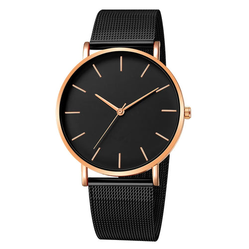 Montre féminine Maison Mercier, cadran noir épuré, bracelet maille milanaise finition or rose, portée au poignet avec un bracelet délicat à perles dorées.