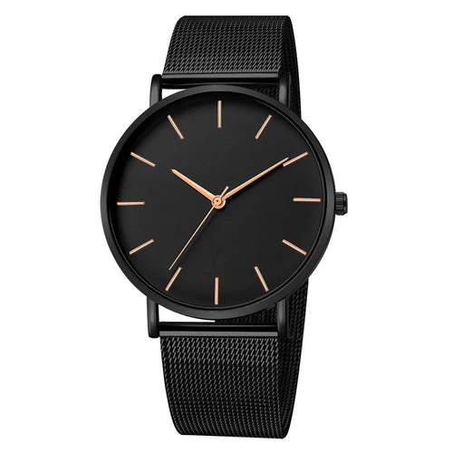 Montre féminine Maison Mercier, cadran noir épuré, bracelet maille milanaise finition or rose, portée au poignet avec un bracelet délicat à perles dorées.