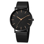 Montre féminine Maison Mercier, cadran noir épuré, bracelet maille milanaise finition or rose, portée au poignet avec un bracelet délicat à perles dorées.
