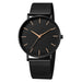 Montre féminine Maison Mercier, cadran noir épuré, bracelet maille milanaise finition or rose, portée au poignet avec un bracelet délicat à perles dorées.