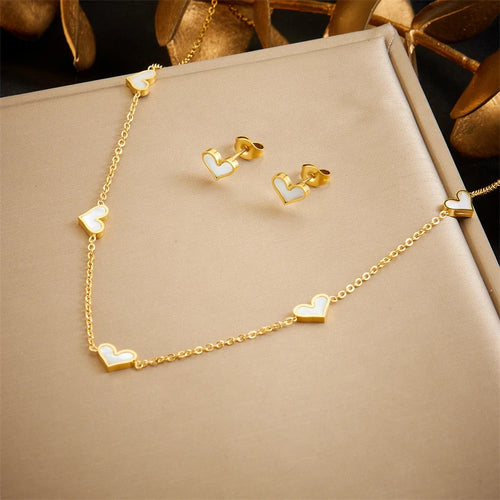 Détail d'une parure collier et puces d'oreilles serpent en acier doré, Maison Mercier.