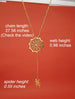 Collier pendentif toile d'araignée et araignée en plaqué or 18 carats, avec indications de dimensions (longueur chaîne, hauteur toile, hauteur araignée) sur fond rouge, Maison Mercier.