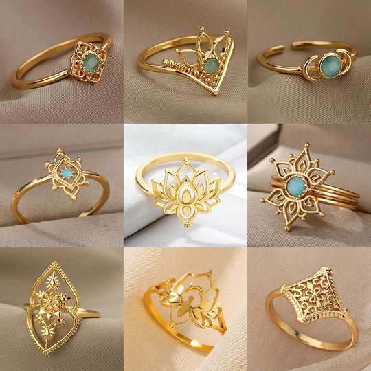 Assortiment de neuf bagues fines dorées en acier inoxydable, présentant des motifs floraux et des pierres délicates, Maison Mercier.