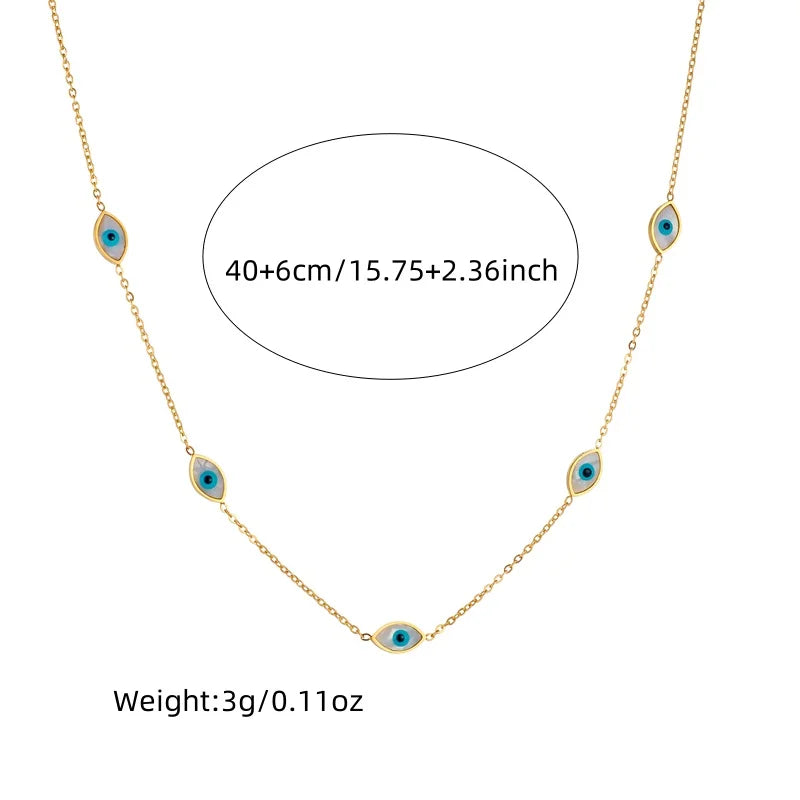 Détail d'une parure collier et puces d'oreilles arbre de vie en acier doré et zircons, Maison Mercier.