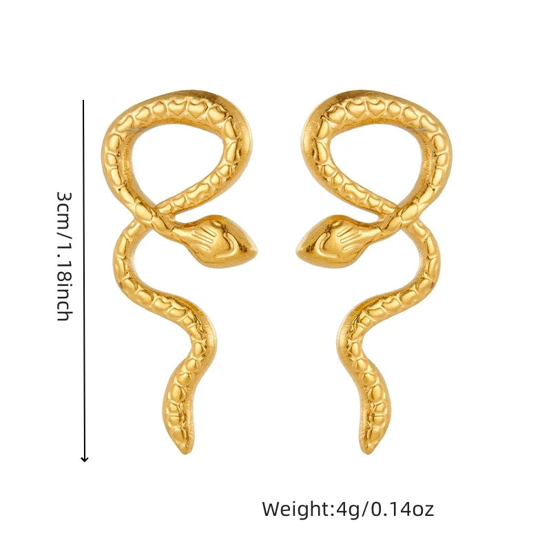 Paire de boucles d'oreilles puces avec perle blanche et monture rectangulaire en acier inoxydable doré, Maison Mercier.