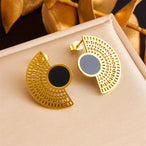 Paire de boucles d'oreilles puces ovales avec perle blanche en acier inoxydable doré, Maison Mercier.