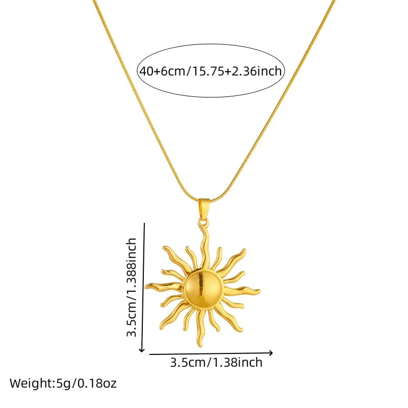 Vue d'un collier pendentif soleil rayonnant en acier inoxydable doré avec ses dimensions précises (3.5cm x 3.5cm, chaîne 40+6cm), Maison Mercier.