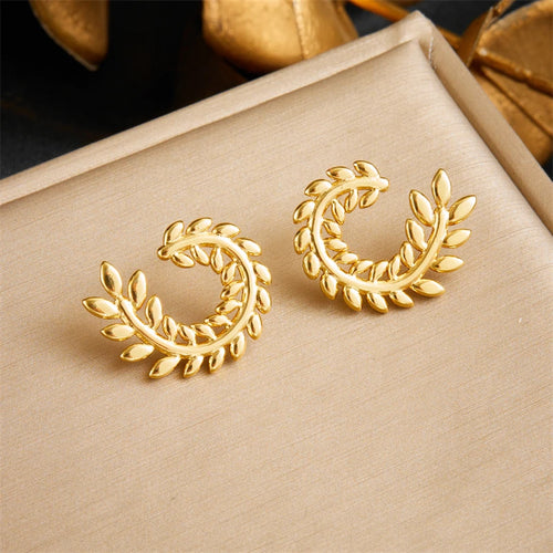 Paire de boucles d'oreilles puces carrées avec perle blanche en acier inoxydable doré, Maison Mercier.