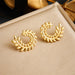 Paire de boucles d'oreilles puces carrées avec perle blanche en acier inoxydable doré, Maison Mercier.