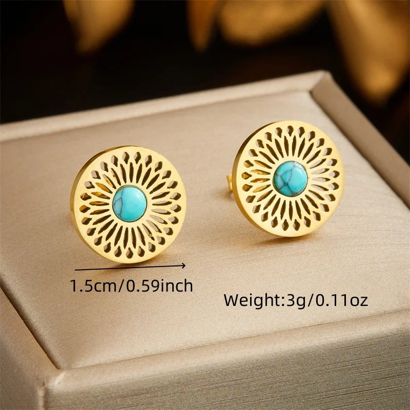 Détail d'une parure collier et puces d'oreilles mandala ajouré en acier doré et turquoise, Maison Mercier.