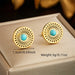 Détail d'une parure collier et puces d'oreilles mandala ajouré en acier doré et turquoise, Maison Mercier.