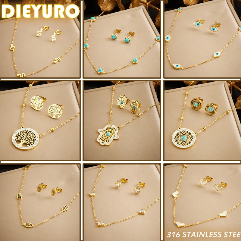 Détail d'une parure collier et puces d'oreilles serpent en acier doré, Maison Mercier.