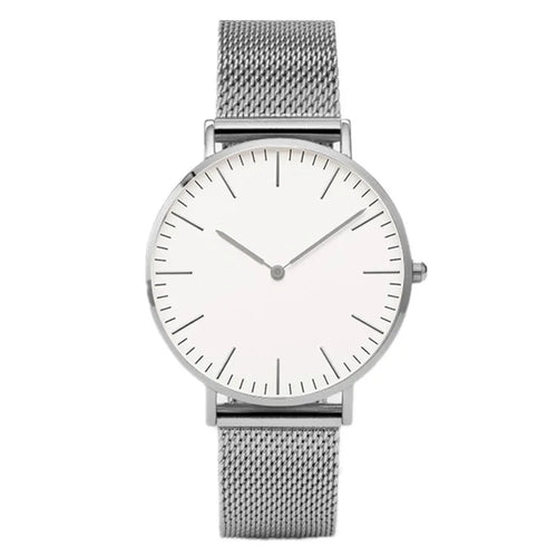 Montre féminine Maison Mercier, cadran noir épuré, bracelet maille milanaise finition or rose, portée au poignet avec un bracelet délicat à perles dorées.