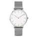 Montre féminine Maison Mercier, cadran noir épuré, bracelet maille milanaise finition or rose, portée au poignet avec un bracelet délicat à perles dorées.