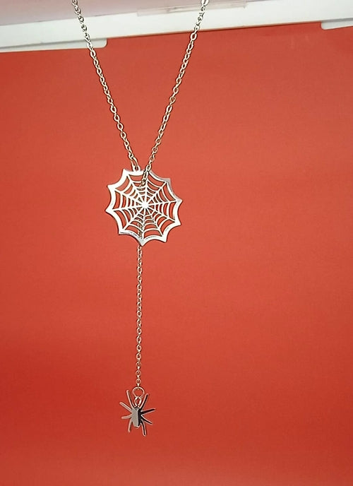 Vue d'ensemble du collier porté, illustrant son tombé élégant et sa présence raffinée, Maison Mercier.