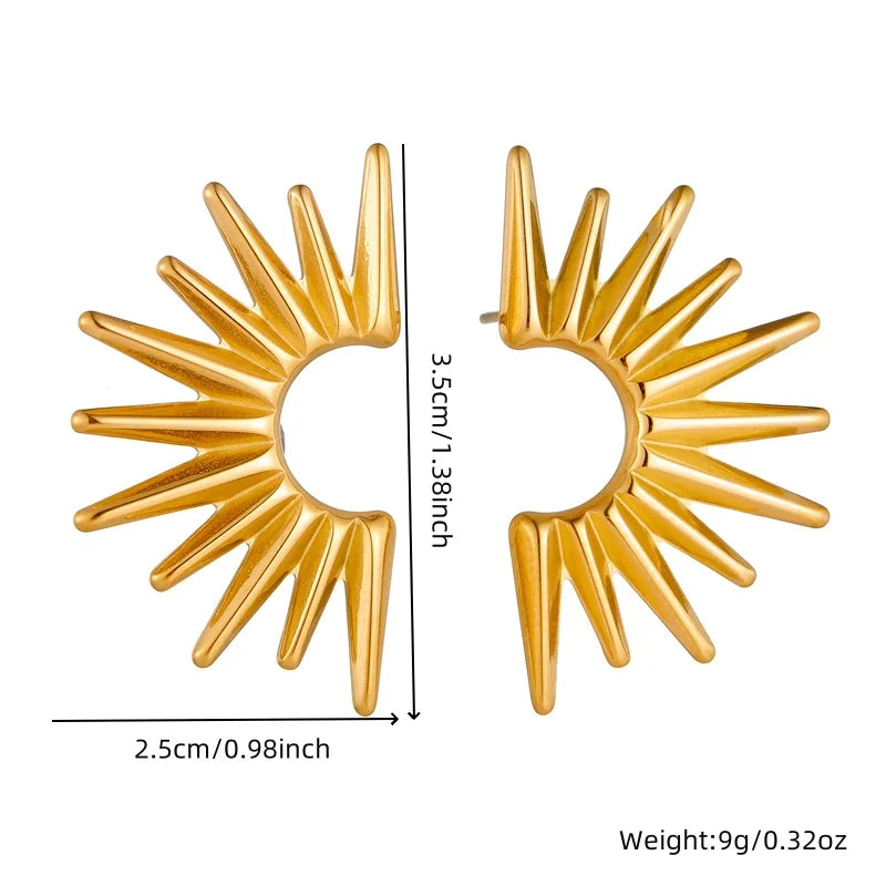 Paire de boucles d'oreilles puces en forme de soleil rayonnant en acier inoxydable doré, Maison Mercier.