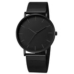 Montre féminine Maison Mercier, cadran noir épuré, bracelet maille milanaise finition or rose, portée au poignet avec un bracelet délicat à perles dorées.
