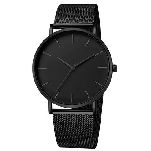 Montre féminine Maison Mercier, cadran noir épuré, bracelet maille milanaise finition or rose, portée au poignet avec un bracelet délicat à perles dorées.