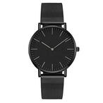 Montre féminine Maison Mercier, cadran noir épuré, bracelet maille milanaise finition or rose, portée au poignet avec un bracelet délicat à perles dorées.