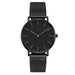 Montre féminine Maison Mercier, cadran noir épuré, bracelet maille milanaise finition or rose, portée au poignet avec un bracelet délicat à perles dorées.