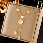 Collage de quatre créations Maison Mercier : un collier double chaîne avec pendentif rond noir, un collier chaîne gourmette avec pendentif cœur vert, un bracelet chaîne avec pendentif cœur et ovale noir, et un collier double chaîne avec étoiles et pendentif rectangulaire bleu.
