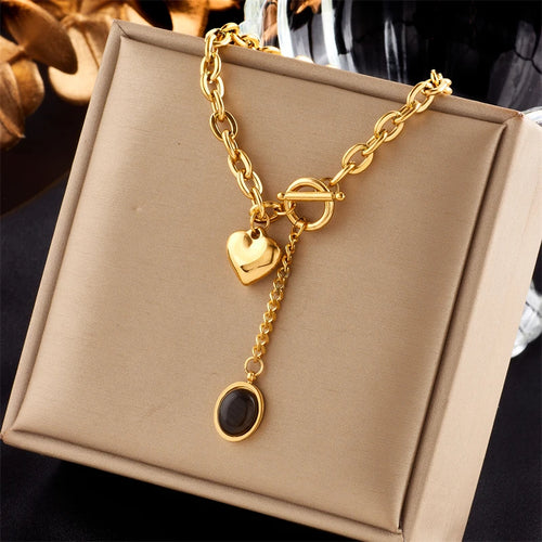 Collage de quatre créations Maison Mercier : un collier double chaîne avec pendentif rond noir, un collier chaîne gourmette avec pendentif cœur vert, un bracelet chaîne avec pendentif cœur et ovale noir, et un collier double chaîne avec étoiles et pendentif rectangulaire bleu.