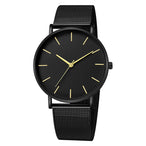 Montre féminine Maison Mercier, cadran noir épuré, bracelet maille milanaise finition or rose, portée au poignet avec un bracelet délicat à perles dorées.